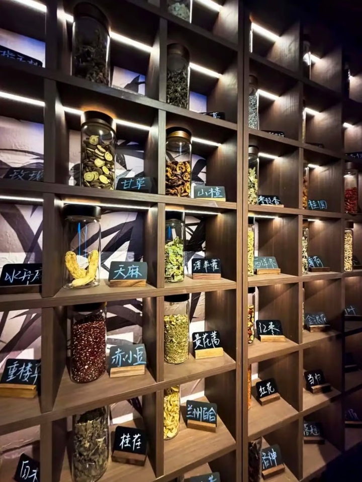 Giới trẻ đổ x&ocirc; đến c&aacute;c qu&aacute;n bar Đ&ocirc;ng y, uống cocktail theo kết quả bắt mạch- Ảnh 3.