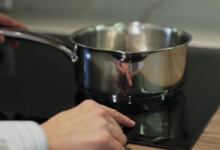 Cảnh b&aacute;o đặc biệt đến c&aacute;c gia đ&igrave;nh đang d&ugrave;ng bếp từ- Ảnh 2.