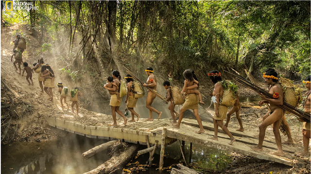 Bộ tộc biệt lập nhất ở Amazon khiến thế giới ngỡ ng&agrave;ng với h&igrave;nh ảnh người trẻ d&ugrave;ng smartphone nhoay nho&aacute;y- Ảnh 3.