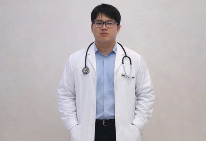 Nam b&aacute;c sĩ &eacute;p tim giữa qu&aacute;n c&agrave; ph&ecirc; cứu người đ&agrave;n &ocirc;ng đột ngột ngừng tim- Ảnh 2.