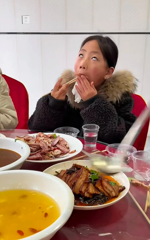 Bức ảnh đứa trẻ ngồi ăn cơm khiến d&acirc;n mạng giật m&igrave;nh: Đ&acirc;y ch&iacute;nh l&agrave; hậu quả của việc bố mẹ kh&ocirc;ng kiểm so&aacute;t con xem g&igrave; tr&ecirc;n điện thoại!- Ảnh 1.