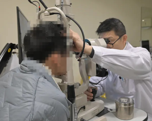 Cậu b&eacute; 14 tuổi "gần như m&ugrave; l&ograve;a" sau 1 năm ngủ chung với ch&oacute; m&egrave;o, b&aacute;c sĩ: "Bệnh n&agrave;y kh&ocirc;ng chữa được"- Ảnh 2.