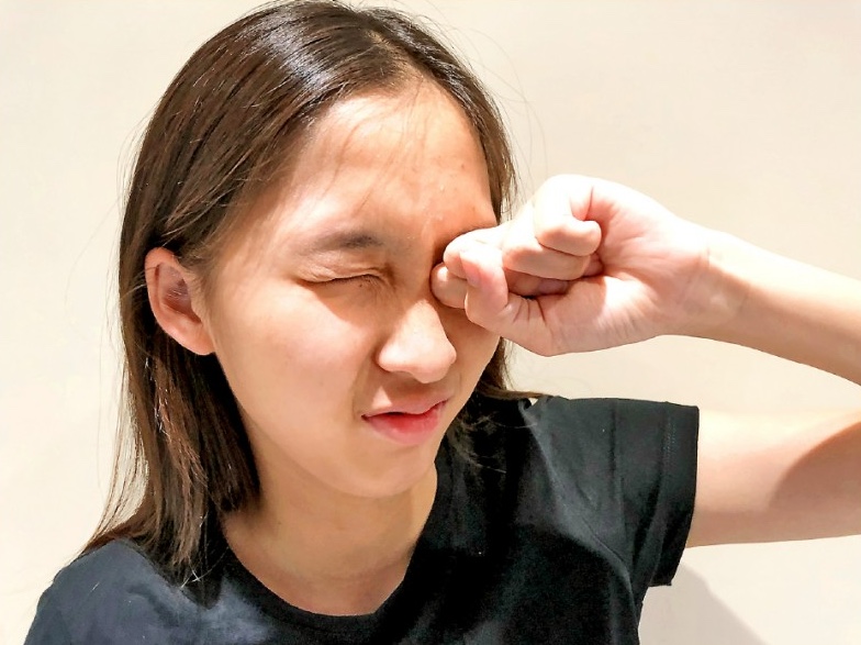 Cậu b&eacute; 14 tuổi "gần như m&ugrave; l&ograve;a" sau 1 năm ngủ chung với ch&oacute; m&egrave;o, b&aacute;c sĩ: "Bệnh n&agrave;y kh&ocirc;ng chữa được"- Ảnh 3.