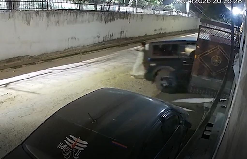 B&agrave; bị c&aacute;n tử vong khi hướng dẫn ch&aacute;u trai đỗ xe- Ảnh 1.