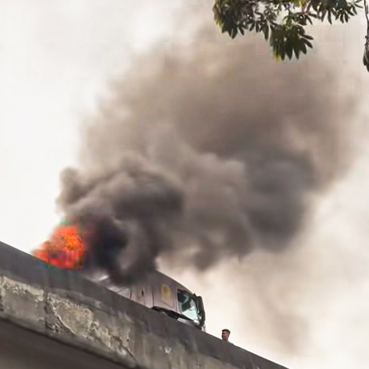 Ch&aacute;y xe đầu k&eacute;o tr&ecirc;n V&agrave;nh đai 3 tr&ecirc;n cao, kh&oacute;i đen cuồn cuộn- Ảnh 1.