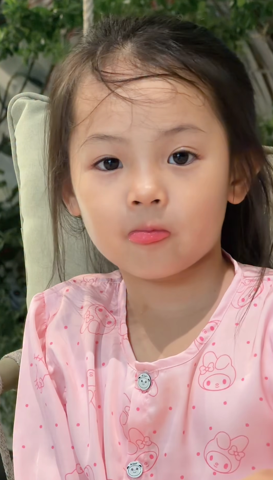 &Aacute;i nữ nh&agrave; đại gia Cường Đ&ocirc; La: Mới 6 tuổi đ&atilde; biết phụ mẹ chăm em, c&oacute; n&eacute;t "mỹ nh&acirc;n" ngay từ nhỏ- Ảnh 1.