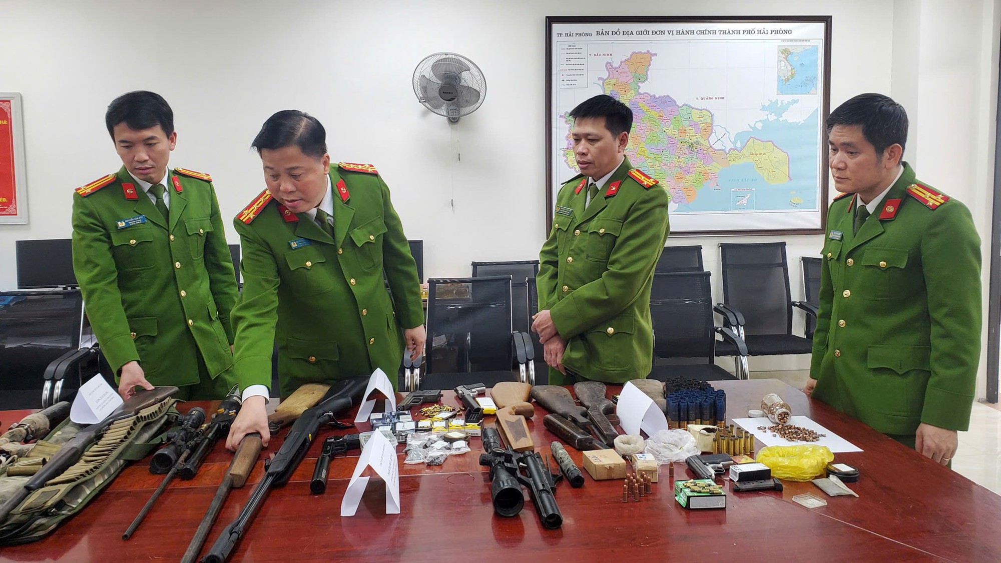 Hơn 10 tổ công tác đặc biệt đồng loạt ra quân khám xét, bắt 'bà trùm' vũ khí Phạm Thị Trúc Quỳnh SN 1969- Ảnh 1. Hơn 10 tổ công tác đặc biệt đồng loạt ra quân khám xét, bắt 'bà trùm' vũ khí Phạm Thị Trúc Quỳnh SN 1969- Ảnh 1.