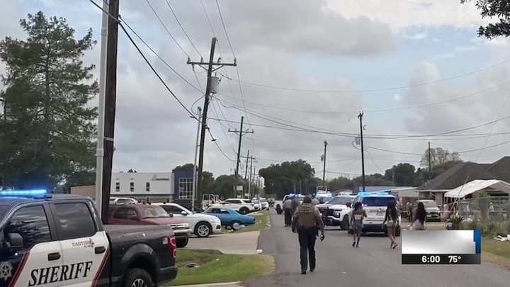 Xe lao v&agrave;o đ&aacute;m đ&ocirc;ng ở Mỹ, hơn 20 người bị thương- Ảnh 1.