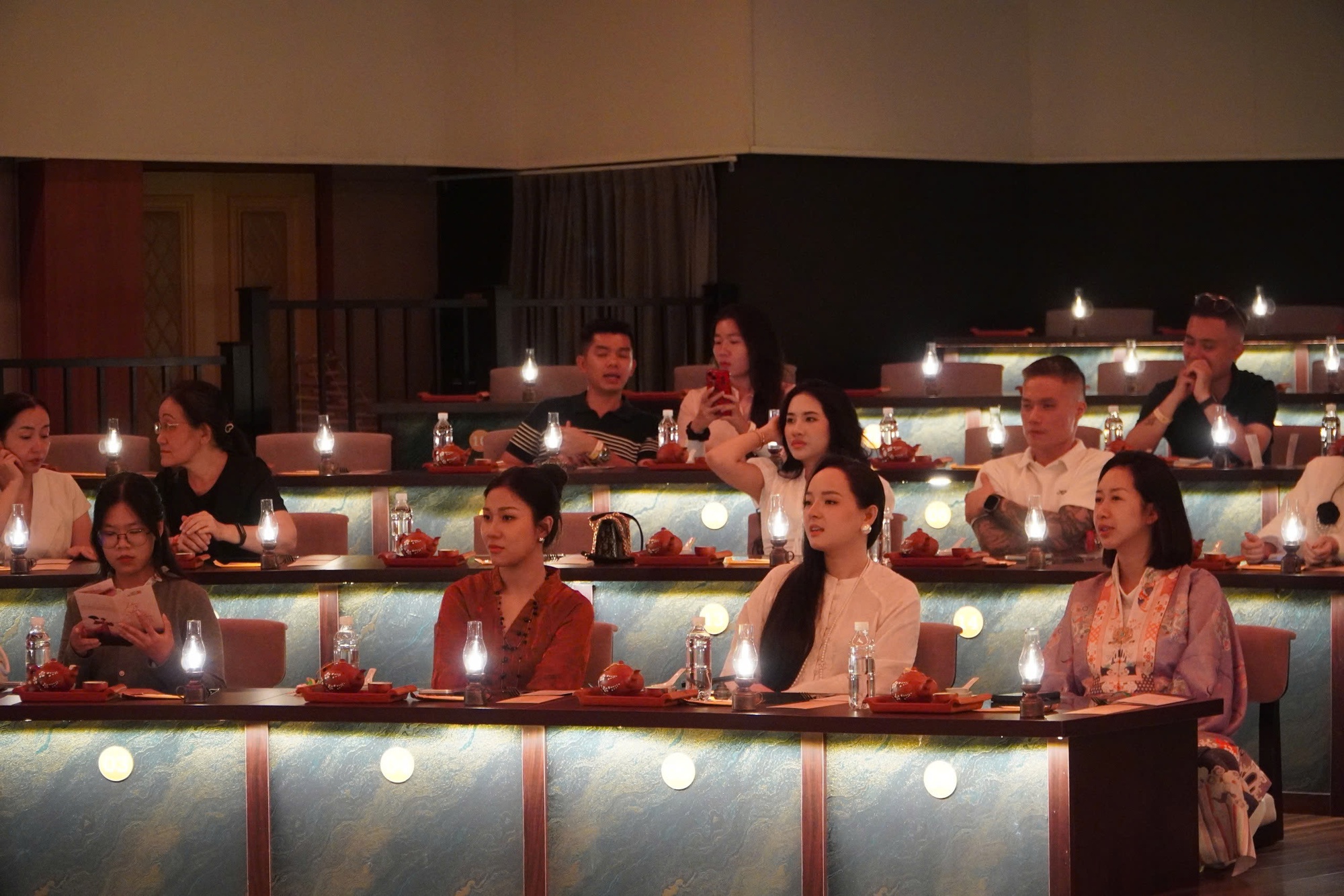 VIDEO: Show nghệ thuật, ẩm thực gần 2 triệu đồng ở trung t&acirc;m TPHCM c&oacute; g&igrave; hấp dẫn?- Ảnh 15.