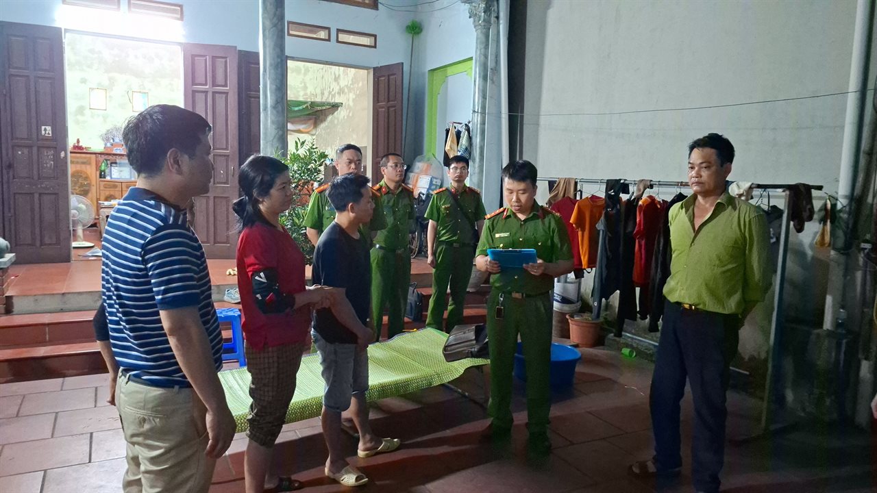 Cận cảnh bên trong cơ sở sản xuất hơn 500 tấn giá đỗ có sử dụng chất độc hại- Ảnh 1. Cận cảnh bên trong cơ sở sản xuất hơn 500 tấn giá đỗ có sử dụng chất độc hại- Ảnh 1.