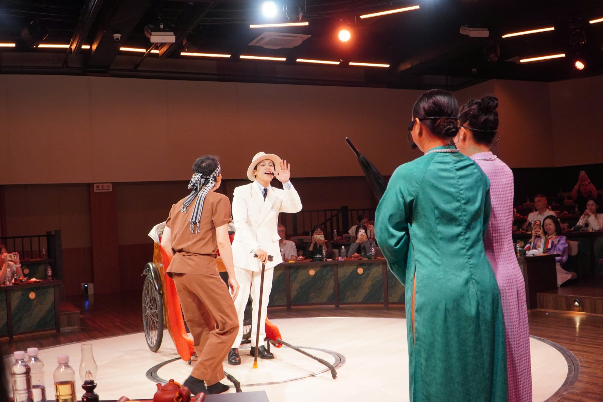 VIDEO: Show nghệ thuật, ẩm thực gần 2 triệu đồng ở trung t&acirc;m TPHCM c&oacute; g&igrave; hấp dẫn?- Ảnh 6.