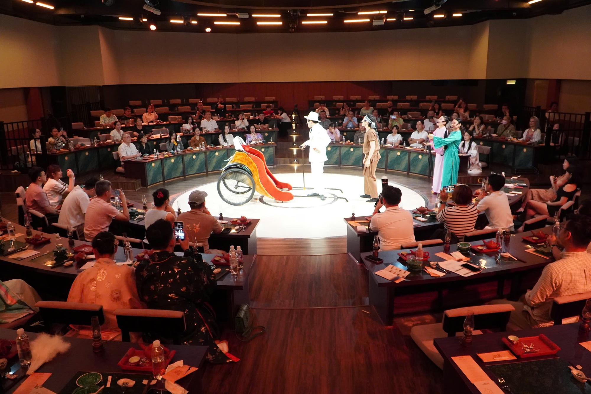 VIDEO: Show nghệ thuật, ẩm thực gần 2 triệu đồng ở trung t&acirc;m TPHCM c&oacute; g&igrave; hấp dẫn?- Ảnh 1.