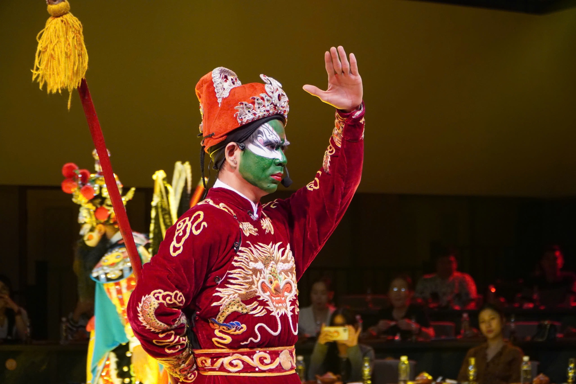 VIDEO: Show nghệ thuật, ẩm thực gần 2 triệu đồng ở trung t&acirc;m TPHCM c&oacute; g&igrave; hấp dẫn?- Ảnh 8.