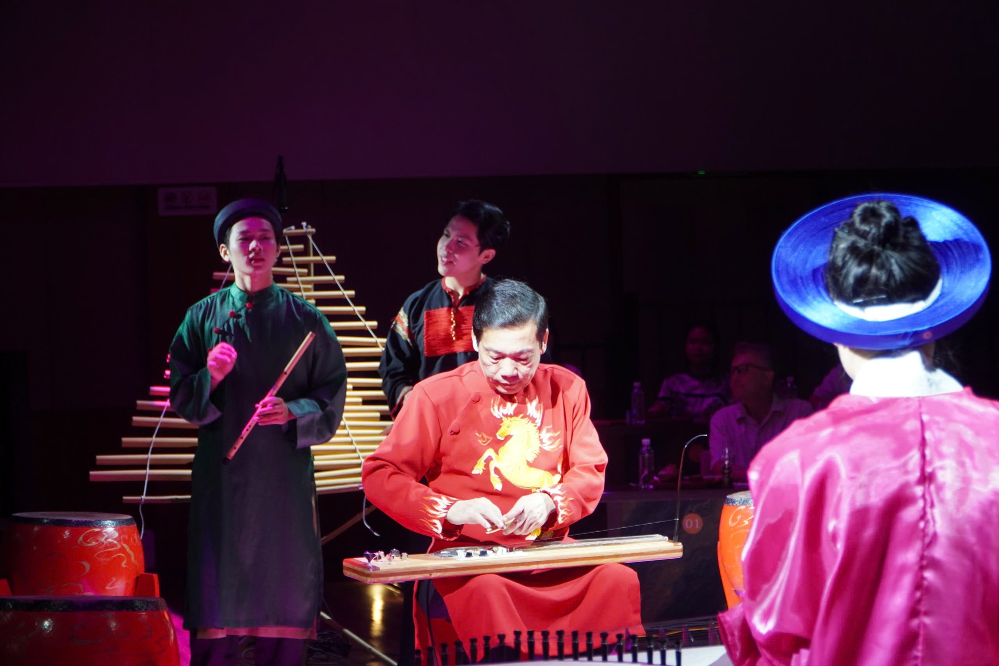 VIDEO: Show nghệ thuật, ẩm thực gần 2 triệu đồng ở trung t&acirc;m TPHCM c&oacute; g&igrave; hấp dẫn?- Ảnh 7.