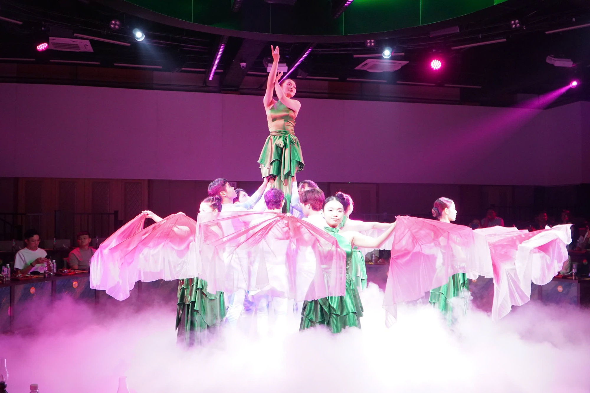 VIDEO: Show nghệ thuật, ẩm thực gần 2 triệu đồng ở trung t&acirc;m TPHCM c&oacute; g&igrave; hấp dẫn?- Ảnh 2.