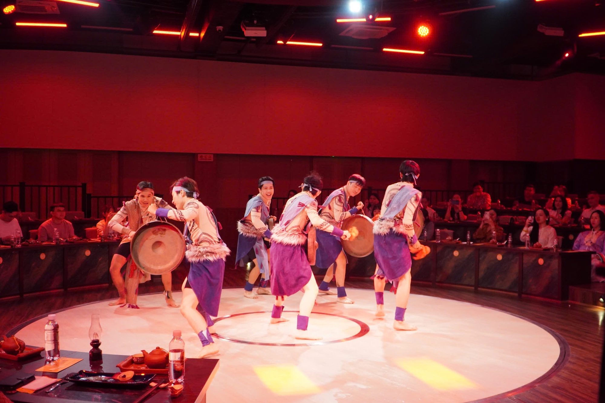 VIDEO: Show nghệ thuật, ẩm thực gần 2 triệu đồng ở trung t&acirc;m TPHCM c&oacute; g&igrave; hấp dẫn?- Ảnh 4.