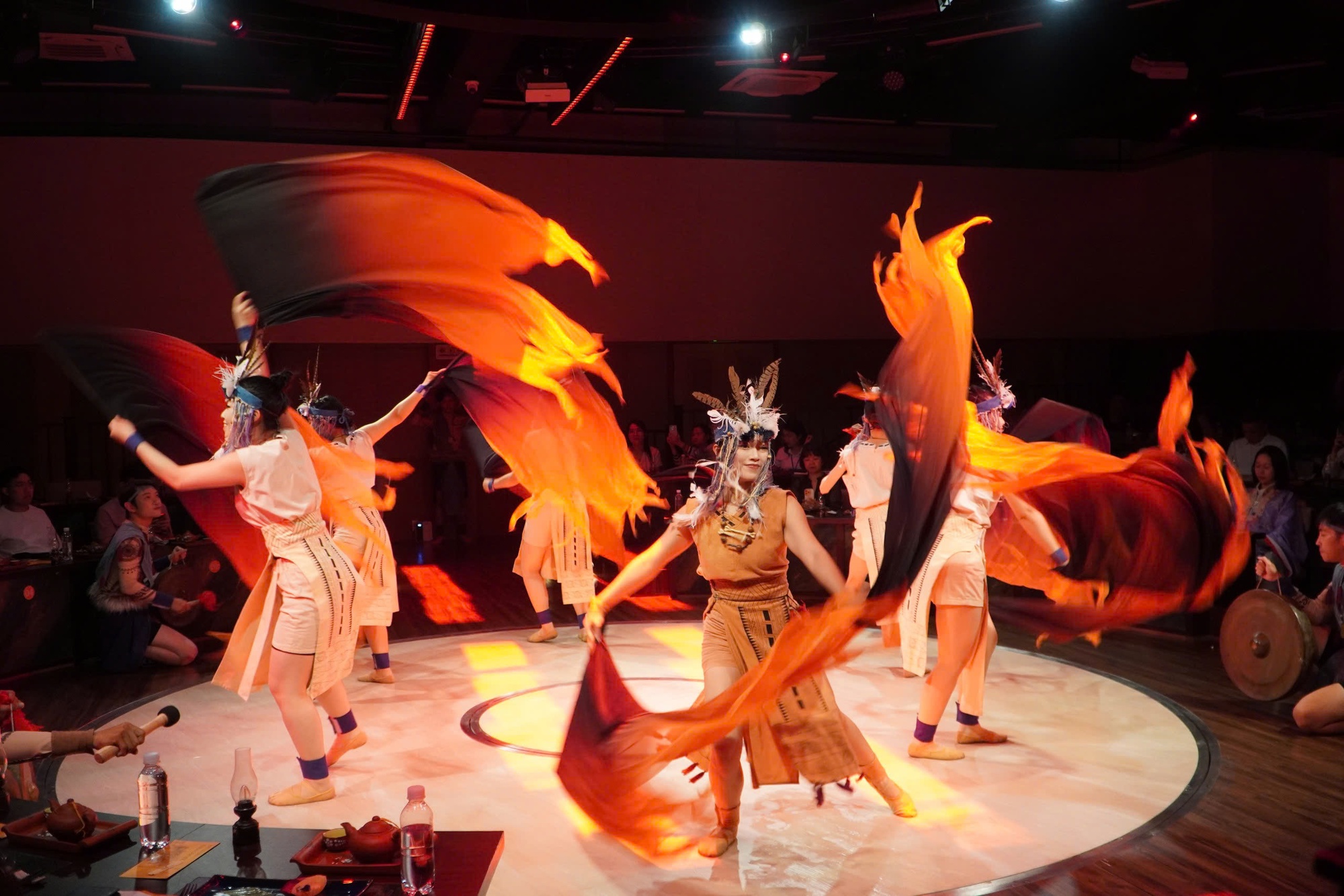 VIDEO: Show nghệ thuật, ẩm thực gần 2 triệu đồng ở trung t&acirc;m TPHCM c&oacute; g&igrave; hấp dẫn?- Ảnh 3.