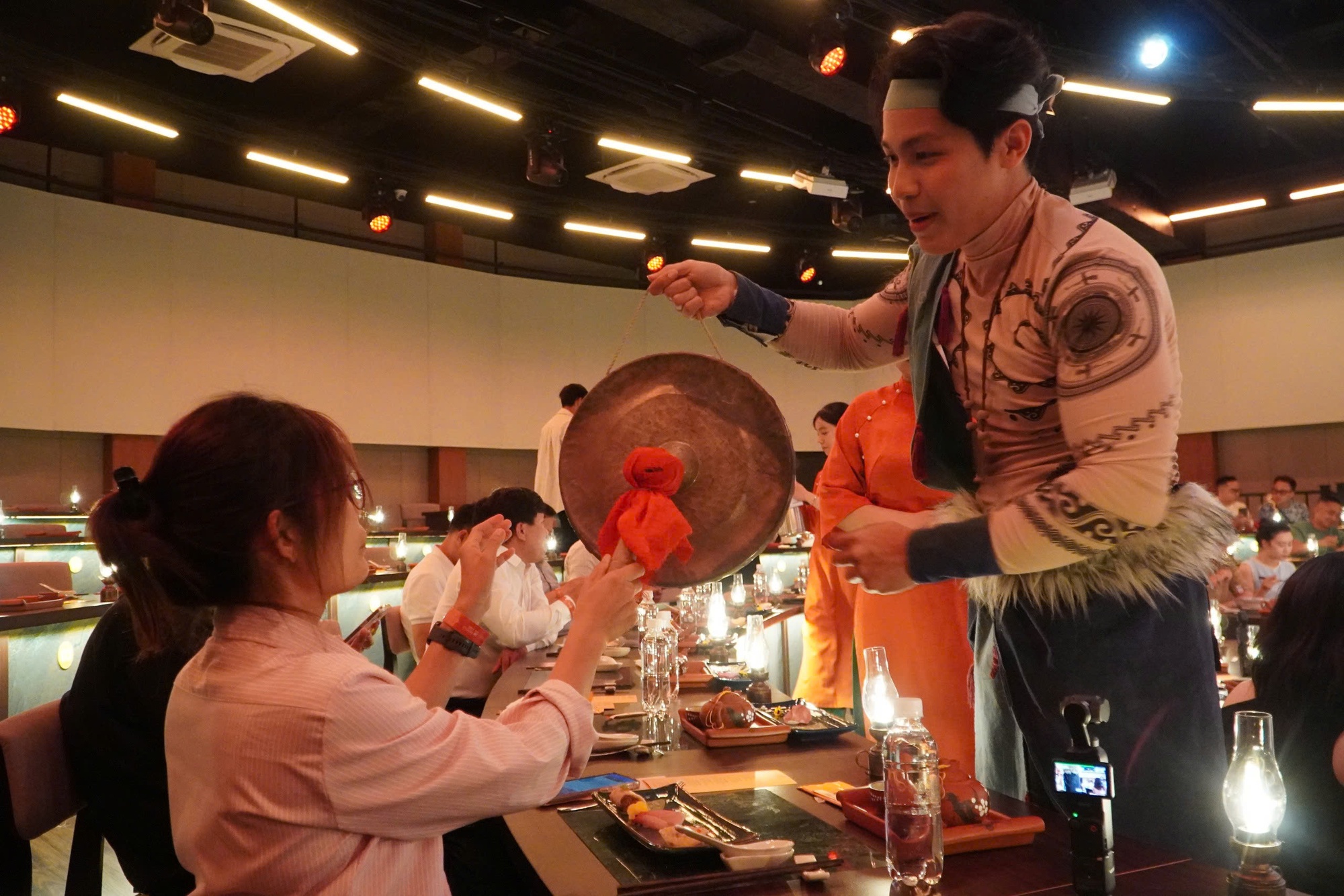 VIDEO: Show nghệ thuật, ẩm thực gần 2 triệu đồng ở trung t&acirc;m TPHCM c&oacute; g&igrave; hấp dẫn?- Ảnh 9.