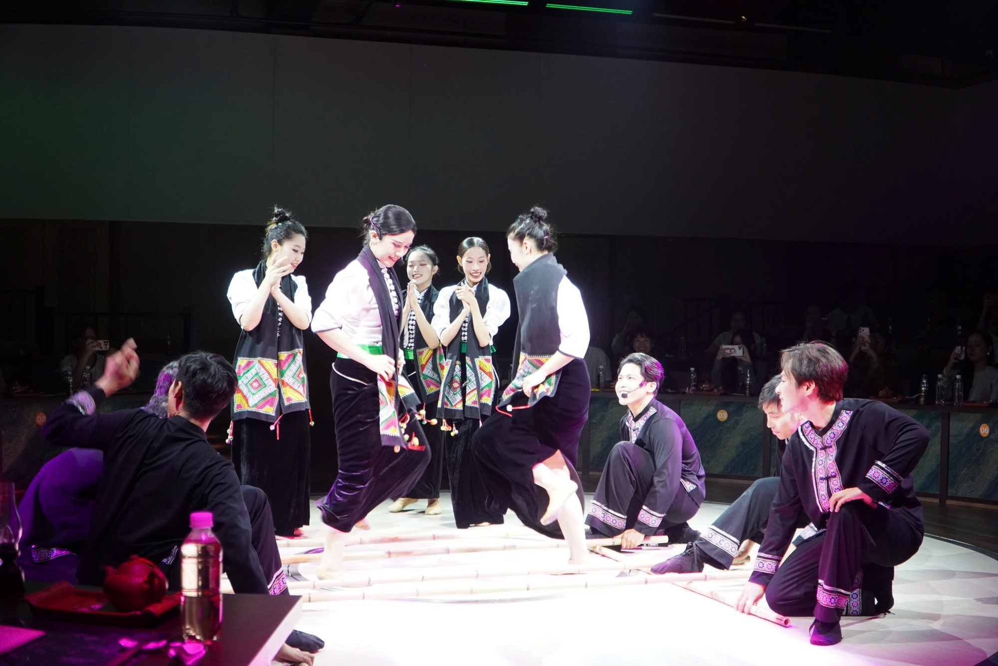 VIDEO: Show nghệ thuật, ẩm thực gần 2 triệu đồng ở trung t&acirc;m TPHCM c&oacute; g&igrave; hấp dẫn?- Ảnh 5.