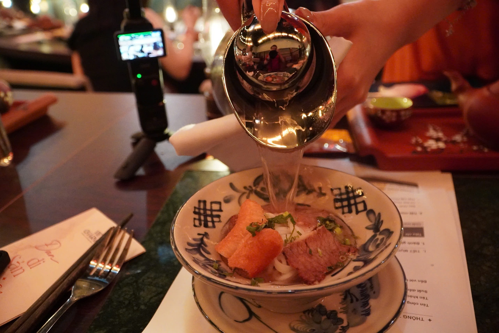 VIDEO: Show nghệ thuật, ẩm thực gần 2 triệu đồng ở trung t&acirc;m TPHCM c&oacute; g&igrave; hấp dẫn?- Ảnh 13.