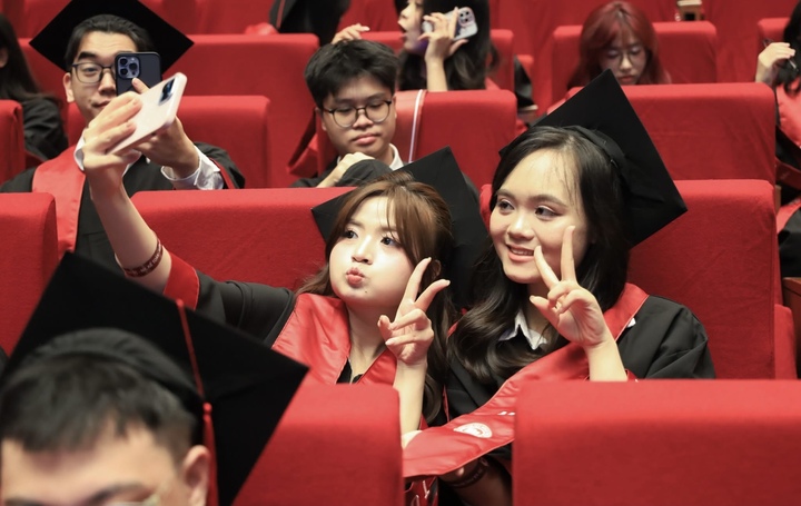 Hơn 1.260 sinh vi&ecirc;n Đại học Ngoại thương tốt nghiệp, 30% đạt loại xuất sắc- Ảnh 4.