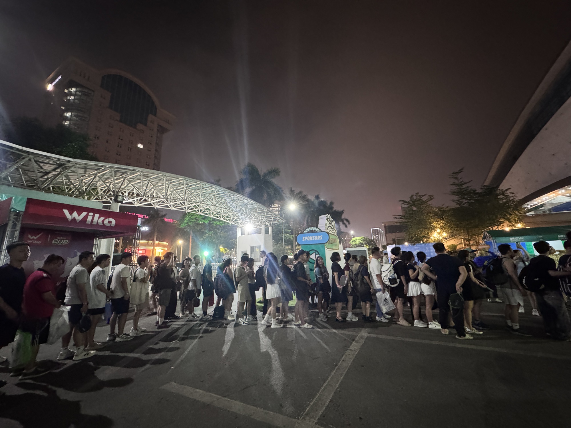 "Goat" v&agrave; "nữ ho&agrave;ng" pickleball thế giới cắn thử c&uacute;p v&agrave;ng PPA Hanoi cực y&ecirc;u, fan Việt xếp h&agrave;ng d&agrave;i bất tận chờ gặp huyền thoại Ben Johns- Ảnh 2.