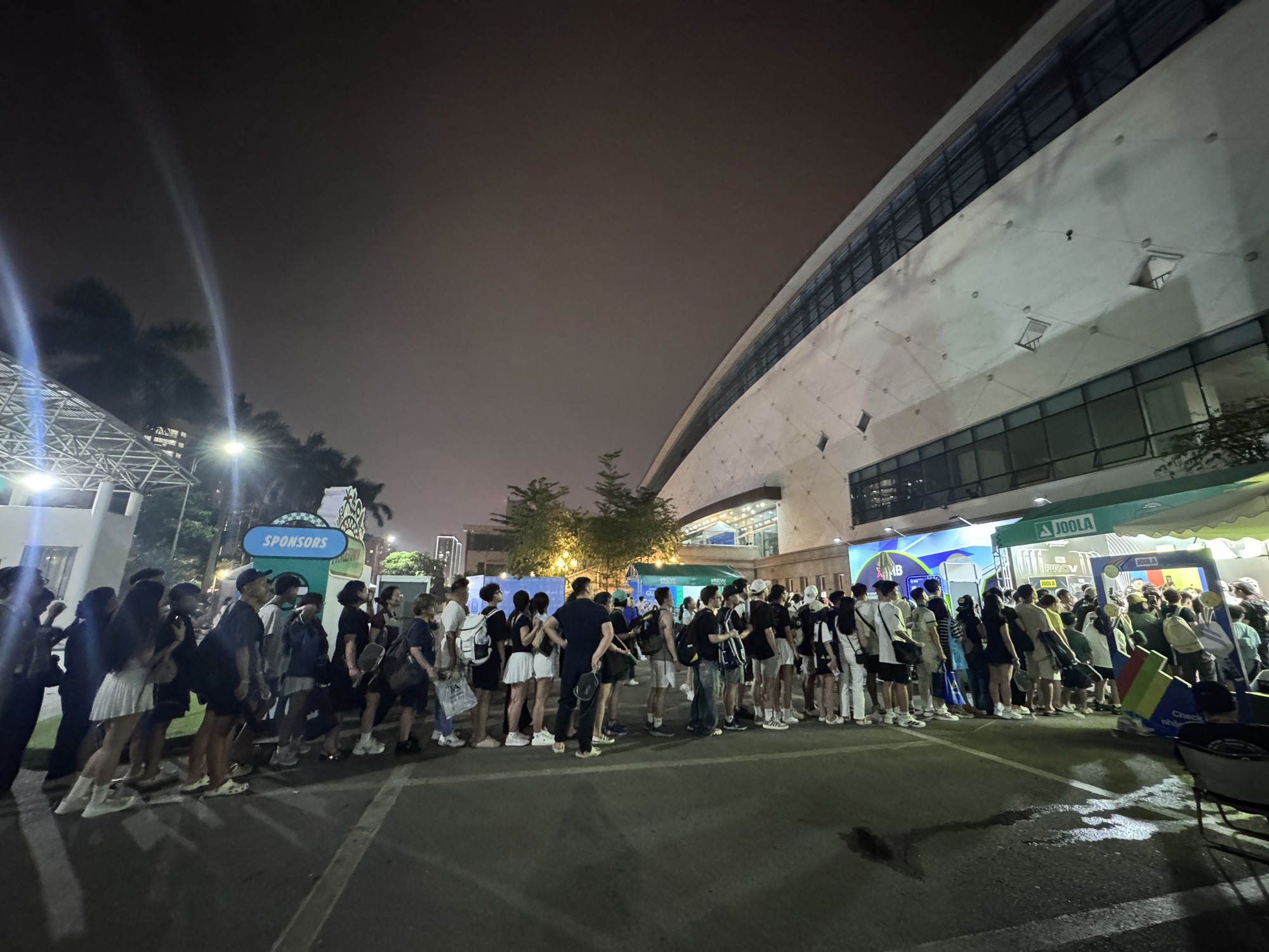 "Goat" v&agrave; "nữ ho&agrave;ng" pickleball thế giới cắn thử c&uacute;p v&agrave;ng PPA Hanoi cực y&ecirc;u, fan Việt xếp h&agrave;ng d&agrave;i bất tận chờ gặp huyền thoại Ben Johns- Ảnh 3.