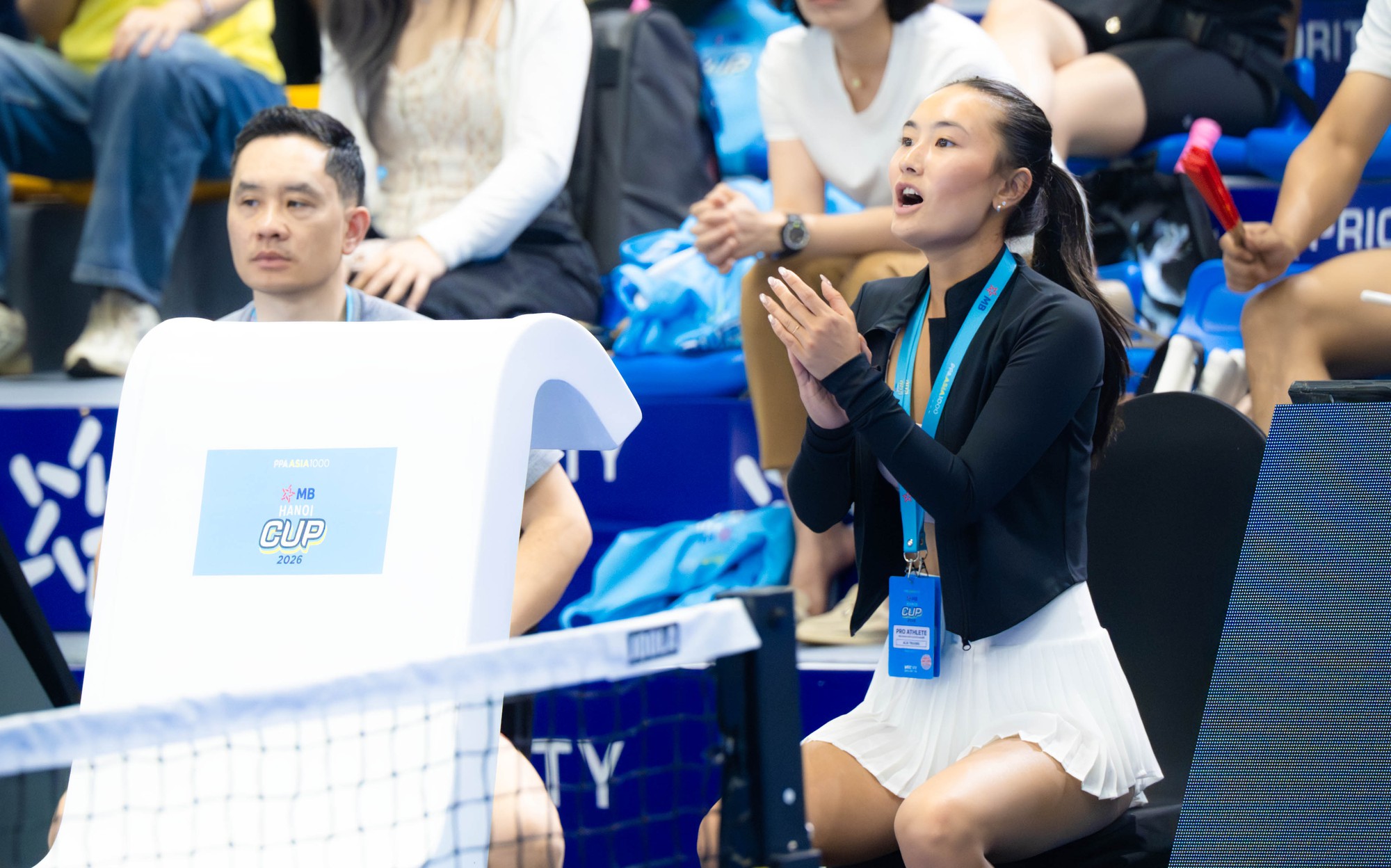 Cận cảnh nàng thơ Alix Trương hoá CĐV cuồng nhiệt cổ vũ nhưng em trai Jonathan lỡ hẹn HCĐ PPA Hanoi- Ảnh 1. Cận cảnh nàng thơ Alix Trương hoá CĐV cuồng nhiệt cổ vũ nhưng em trai Jonathan lỡ hẹn HCĐ PPA Hanoi- Ảnh 1.