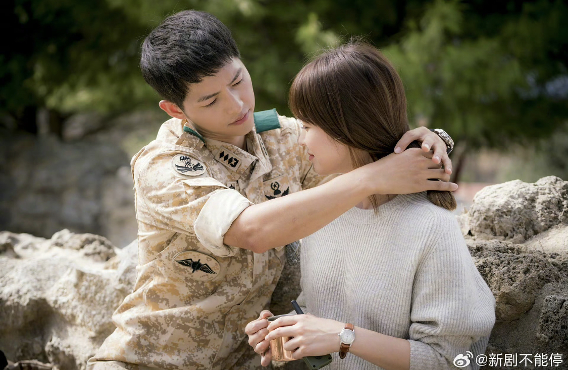 Hậu Duệ Mặt Trời: 10 năm tr&ocirc;i qua vẫn l&agrave; huyền thoại phim H&agrave;n kh&ocirc;ng thể thay thế- Ảnh 3.