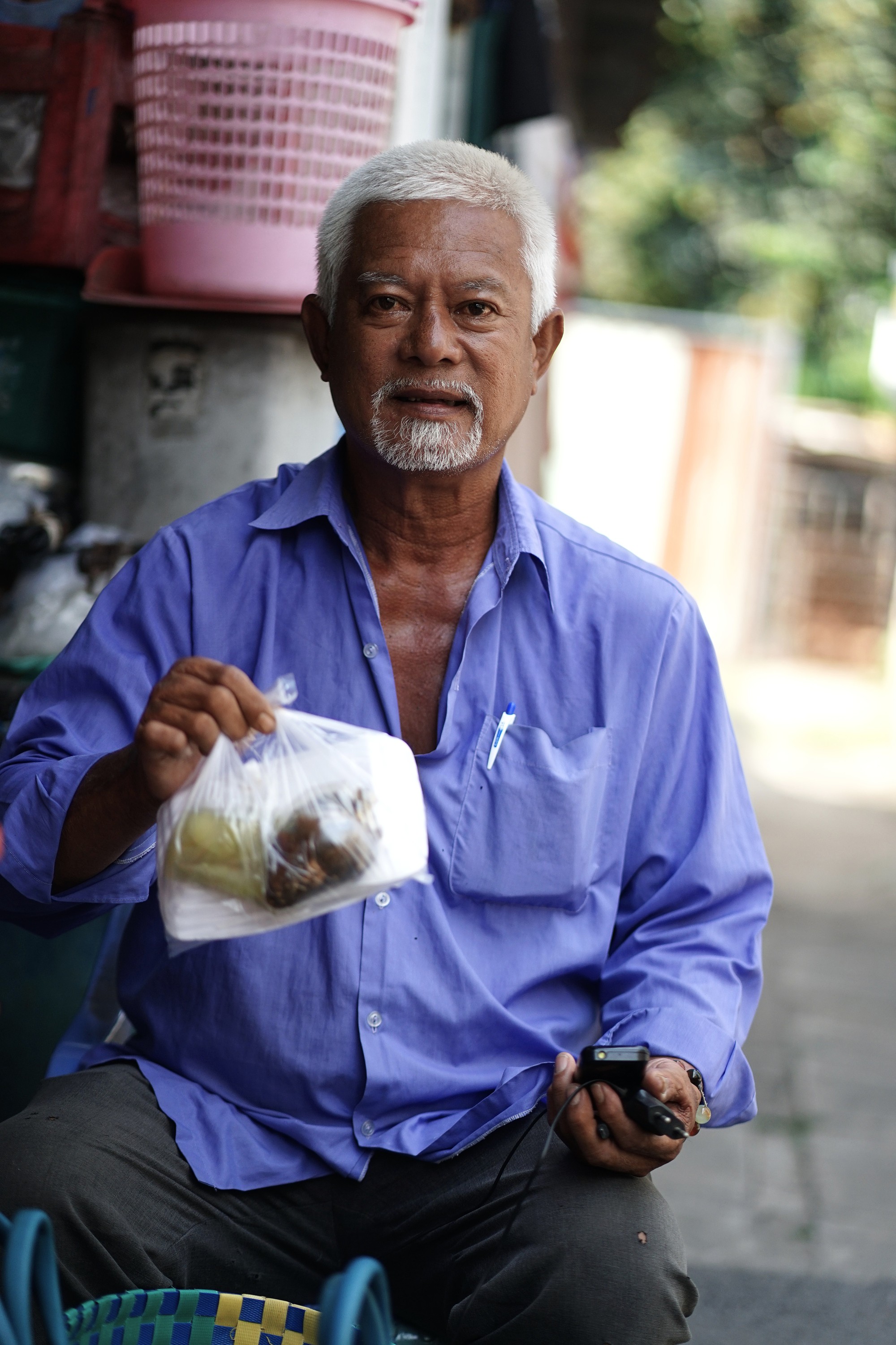 Một ngày theo chân người đàn ông bán vé số vẫn đi phát cơm cho bệnh nhân nghèo: “Thấy mình, cô bác mừng lắm…”- Ảnh 1. Một ngày theo chân người đàn ông bán vé số vẫn đi phát cơm cho bệnh nhân nghèo: “Thấy mình, cô bác mừng lắm…”- Ảnh 1.