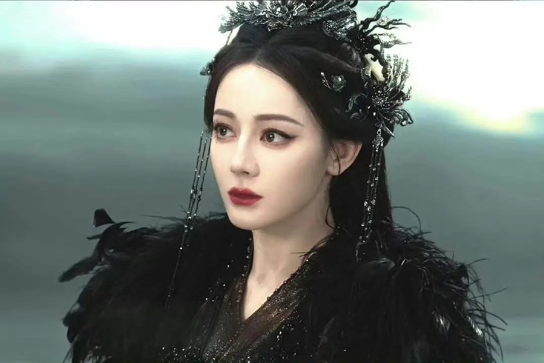 Chưa từng c&oacute; bộ ảnh cưới n&agrave;o đ&aacute;ng sợ thế n&agrave;y: C&ocirc; d&acirc;u tr&ocirc;ng như d&igrave; ch&uacute; rể, đơ hơn tượng đ&aacute; ng&agrave;n năm- Ảnh 6.