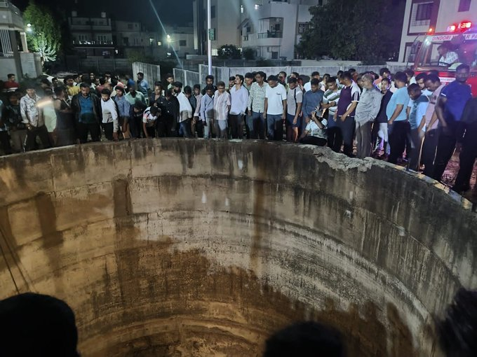 &Ocirc; t&ocirc; lao xuống giếng s&acirc;u, 9 người được t&igrave;m thấy trong xe- Ảnh 1.