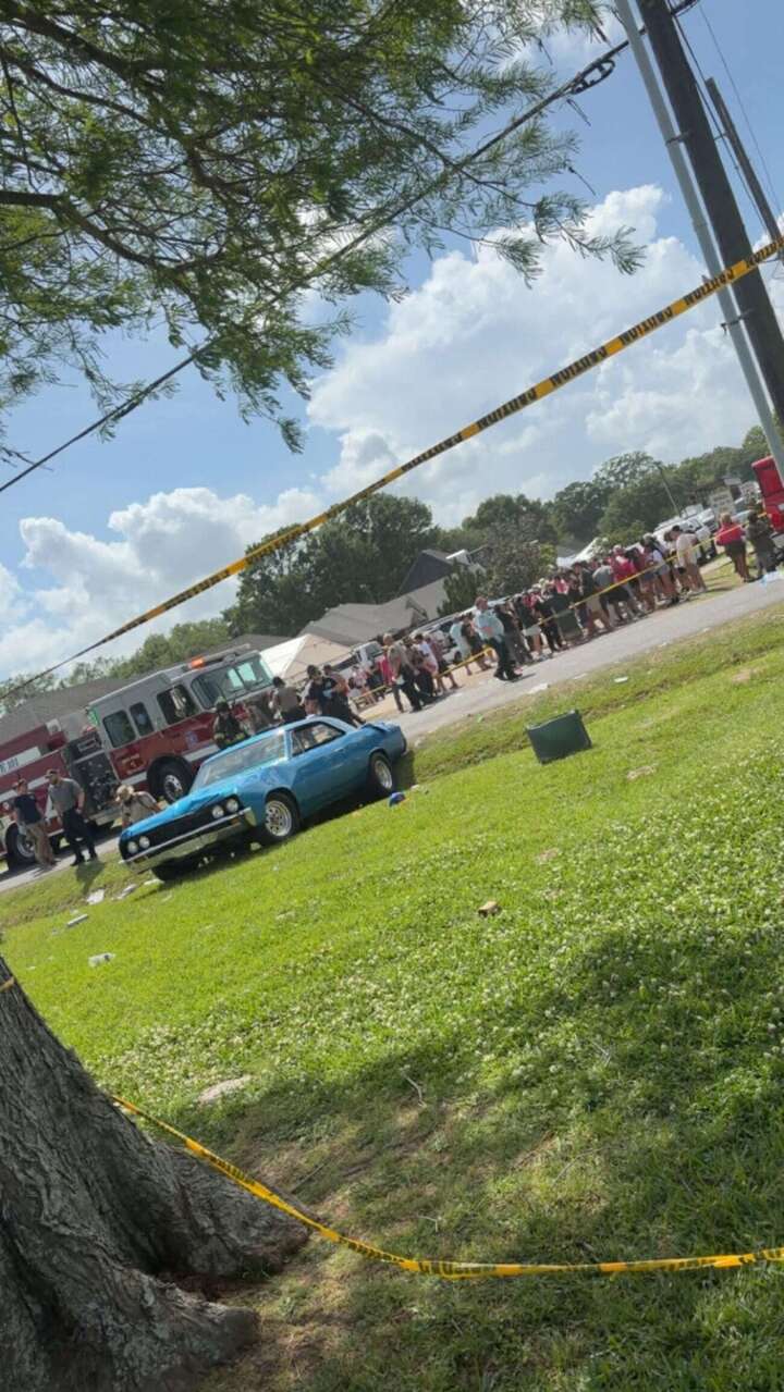 Xe lao v&agrave;o đ&aacute;m đ&ocirc;ng ở Mỹ, hơn 20 người bị thương- Ảnh 2.