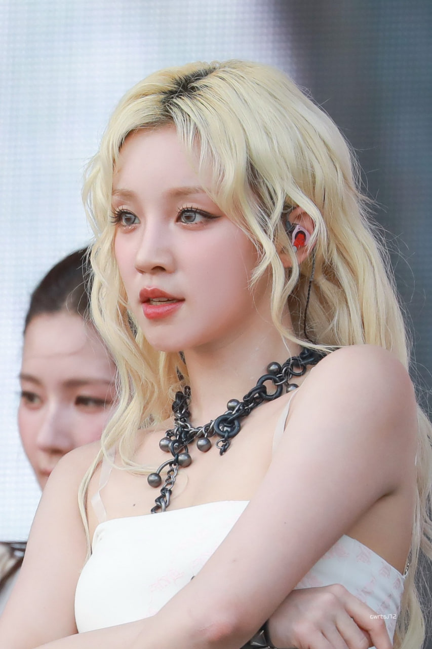 Showbiz c&oacute; mỹ nh&acirc;n l&agrave; tiểu thư giới thượng lưu k&iacute;n tiếng đi h&aacute;t, nhan sắc học thức kh&ocirc;ng thiếu thứ g&igrave;- Ảnh 4.