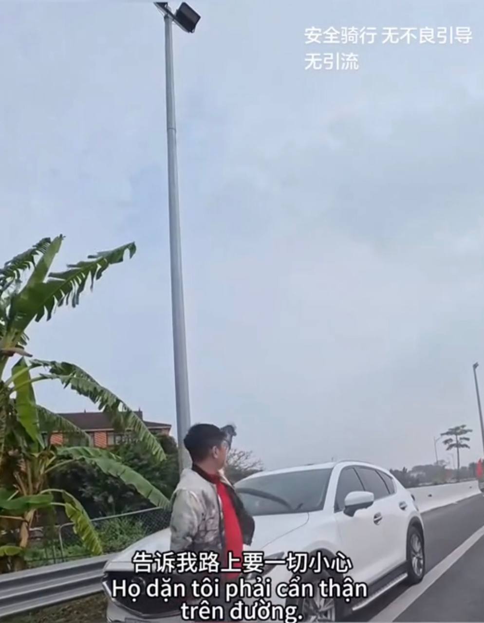 Kh&aacute;ch Trung Quốc đạp xe nhầm v&agrave;o cao tốc Bắc Nam, hoảng loạn cầu cứu người đi đường- Ảnh 5.