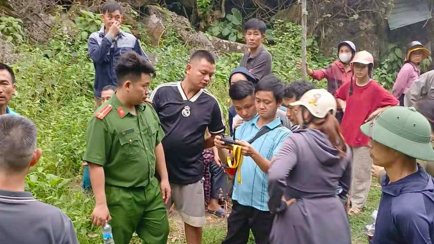 Ông Dương điêu khắc lăng mộ mất tích, hàng trăm người lên núi tìm: Thấy xe máy cách nhà 10km- Ảnh 1. Ông Dương điêu khắc lăng mộ mất tích, hàng trăm người lên núi tìm: Thấy xe máy cách nhà 10km- Ảnh 1.