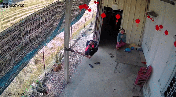 Con g&aacute;i kiểm tra camera thấy cảnh shipper v&agrave; mẹ trong nh&agrave;, đăng l&ecirc;n mạng liền được khuy&ecirc;n &ldquo;cẩn thận&rdquo;- Ảnh 1.