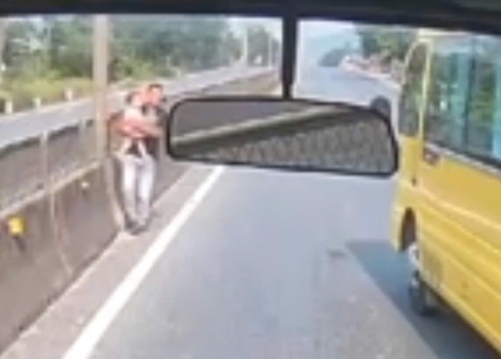 Khoảnh khắc tài xế dừng xe, lao ra bế cháu bé đứng giữa quốc lộ gây xúc động- Ảnh 1.