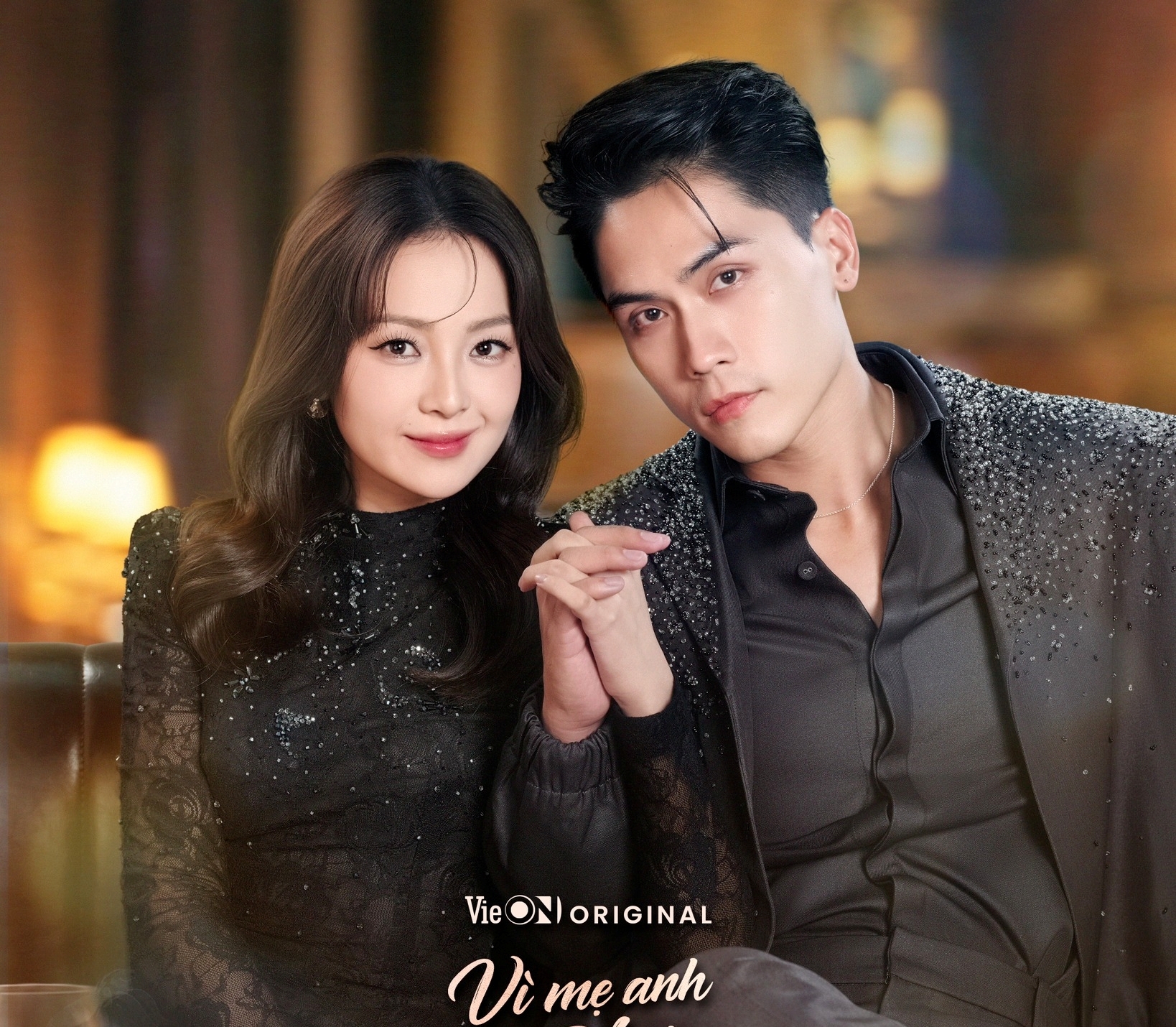 Bắt quả tang cặp sao Việt l&eacute;n nắm tay nhau giữa nơi đ&ocirc;ng người, y&ecirc;u nhau thật rồi th&igrave; c&ocirc;ng khai ngay đi- Ảnh 4.