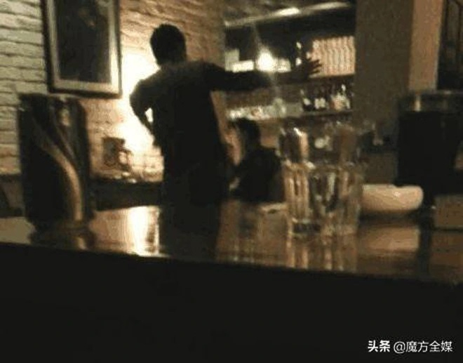 Bức ảnh nam diễn vi&ecirc;n giờ v&agrave;ng đ&aacute;nh &ocirc;ng bầu giữa qu&aacute;n cafe khiến showbiz chấn động, đến nay l&yacute; do ẩu đả vẫn g&acirc;y tranh c&atilde;i- Ảnh 3.