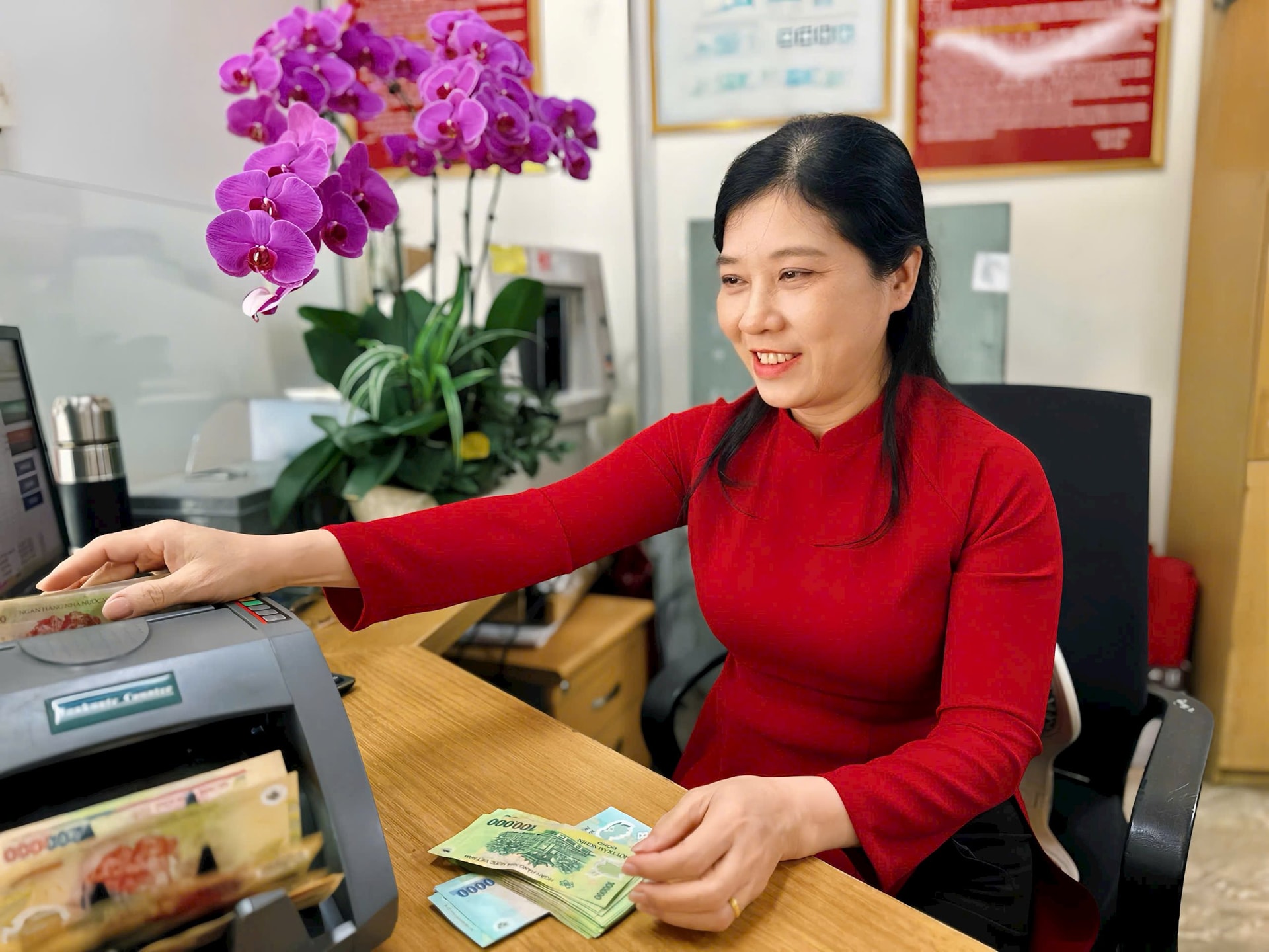 Nh&acirc;n vi&ecirc;n Agribank trả lại hơn 91 tỷ đồng tiền thừa cho kh&aacute;ch h&agrave;ng trong qu&aacute; tr&igrave;nh giao dịch- Ảnh 1.