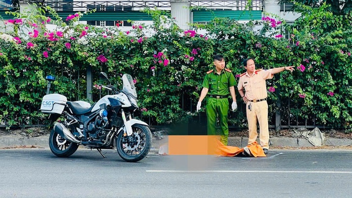 Người đ&agrave;n &ocirc;ng được d&igrave;u v&agrave;o lề sau c&uacute; ng&atilde; xe, quay lại l&agrave;n &ocirc; t&ocirc; rồi tử vong- Ảnh 1.