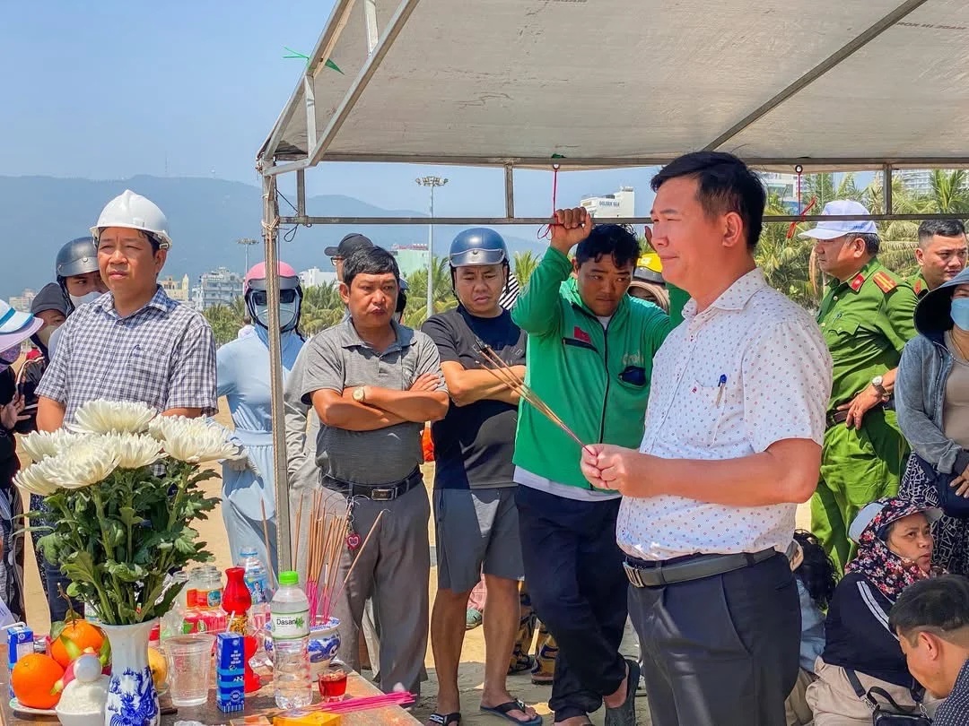 Vụ nam sinh lớp 12 mất t&iacute;ch khi tắm biển ở Quy Nhơn: Ngư d&acirc;n đưa t&agrave;u c&aacute; thả lưới t&igrave;m kiếm, gia đ&igrave;nh ng&atilde; quỵ tr&ocirc;ng ng&oacute;ng tin con- Ảnh 2.