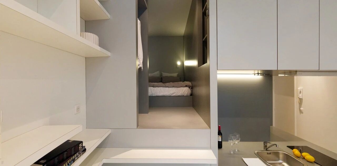 Căn hộ 27m&sup2; cũ n&aacute;t lột x&aacute;c kh&oacute; tin: Nh&eacute;t đủ giường đ&ocirc;i, bếp, b&agrave;n học trong 1 khối nội thất- Ảnh 2.