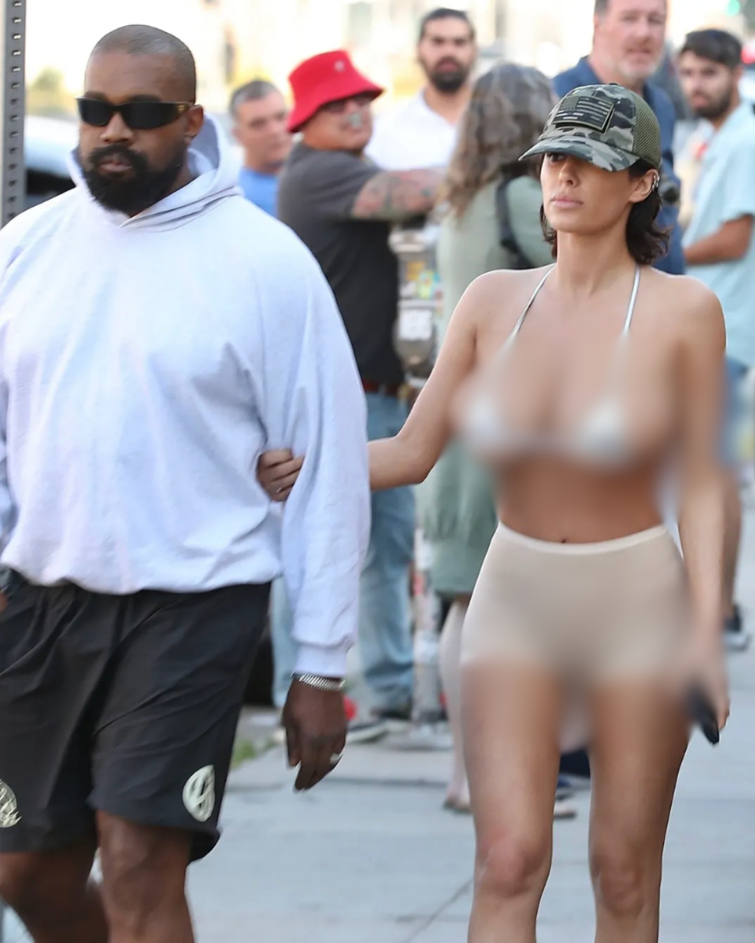 Vợ Kanye West hở hang tới nực cười, chồng đi b&ecirc;n cạnh lại k&iacute;n m&iacute;t khiến cả phố ngo&aacute;i nh&igrave;n- Ảnh 1.