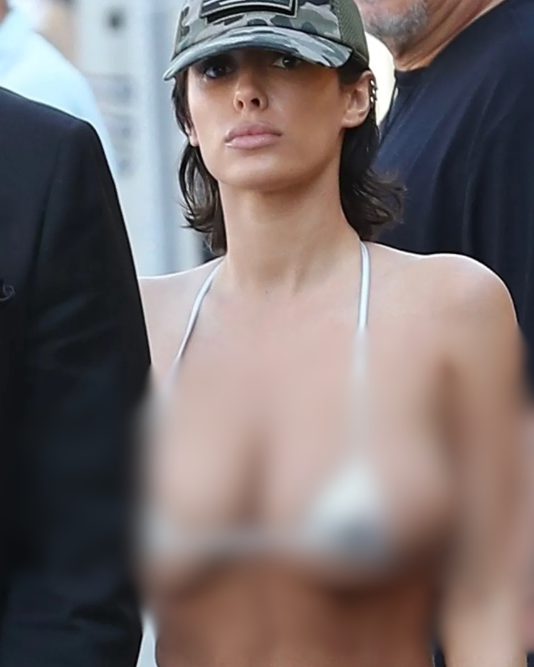 Vợ Kanye West hở hang tới nực cười, chồng đi b&ecirc;n cạnh lại k&iacute;n m&iacute;t khiến cả phố ngo&aacute;i nh&igrave;n- Ảnh 5.