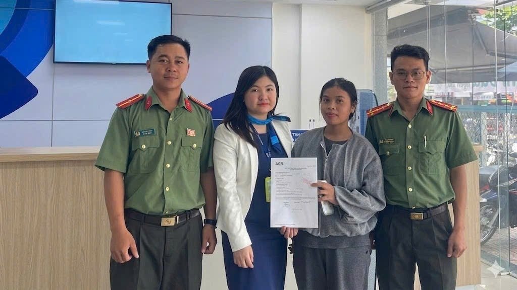 T&agrave;i khoản ng&acirc;n h&agrave;ng ACB 5 năm kh&ocirc;ng d&ugrave;ng bỗng ph&aacute;t sinh giao dịch +500 triệu đồng, người phụ nữ ở L&acirc;m Đồng được c&ocirc;ng an mời tới l&agrave;m việc- Ảnh 1.