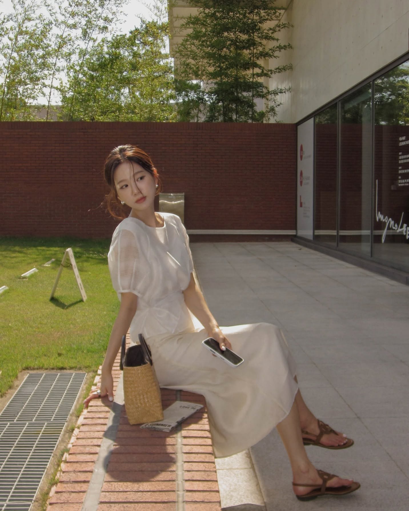 Chị em cứ mặc ch&acirc;n v&aacute;y s&aacute;ng m&agrave;u thật nhiều v&agrave;o m&ugrave;a h&egrave;, vừa nhẹ m&aacute;t vừa trẻ hẳn ra- Ảnh 8.