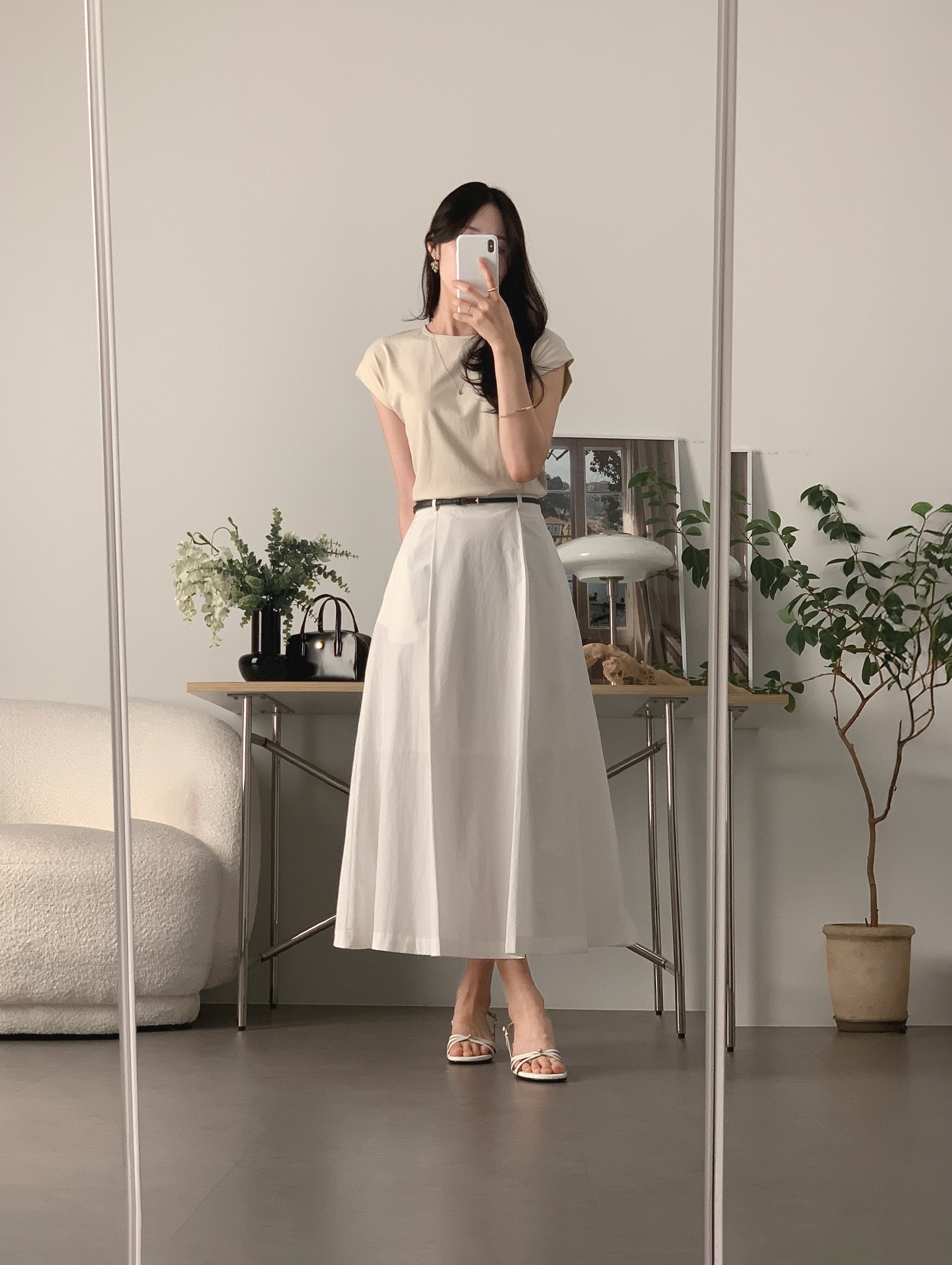 Chị em cứ mặc ch&acirc;n v&aacute;y s&aacute;ng m&agrave;u thật nhiều v&agrave;o m&ugrave;a h&egrave;, vừa nhẹ m&aacute;t vừa trẻ hẳn ra- Ảnh 6.