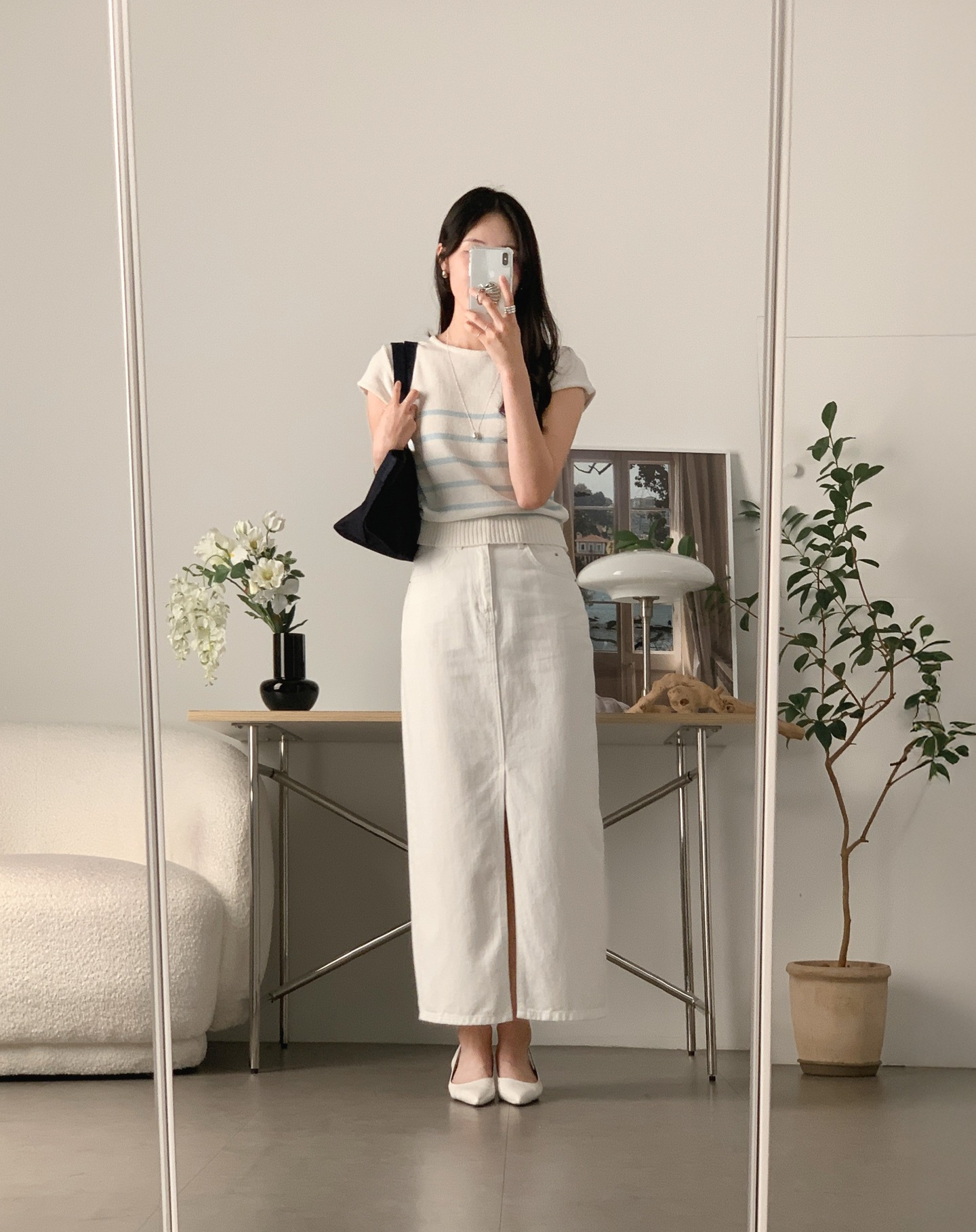 Chị em cứ mặc ch&acirc;n v&aacute;y s&aacute;ng m&agrave;u thật nhiều v&agrave;o m&ugrave;a h&egrave;, vừa nhẹ m&aacute;t vừa trẻ hẳn ra- Ảnh 1.